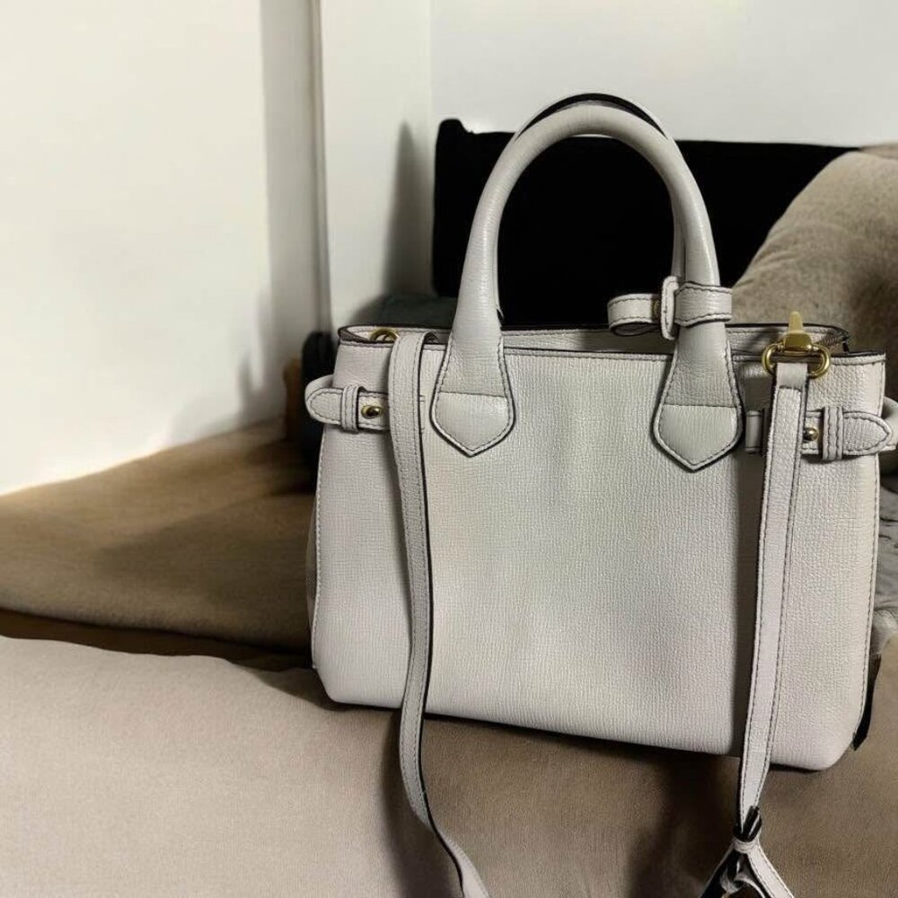 👜 Burberry Banner Tote Grained Leather Cotton Canvas Off-White
